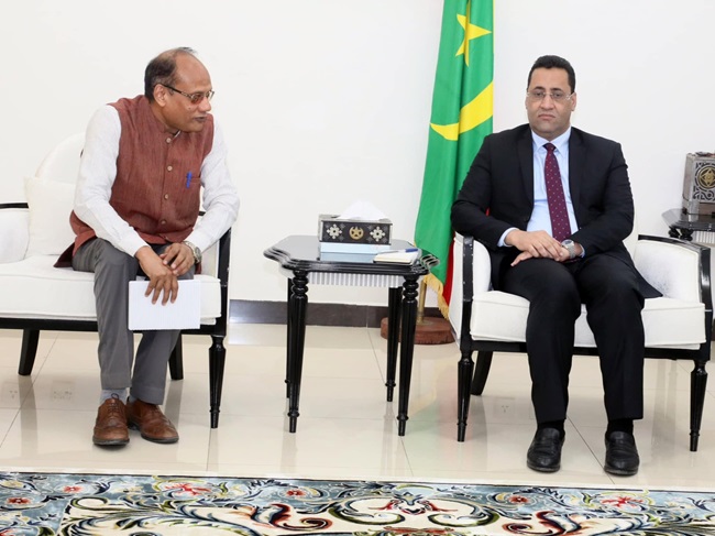 الوزير الأول الموريتاني يستقبل في مكتبه بالوزارة الأولى سفير جمهورية الهند المعتمد لدى موريتانيا نيراج أغراوال