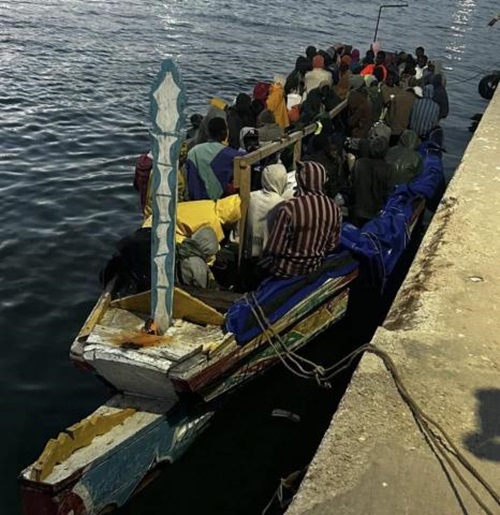 خفر السواحل الموريتاني ينقذ زورقا من الغرق بعد تعطله وانجرافه