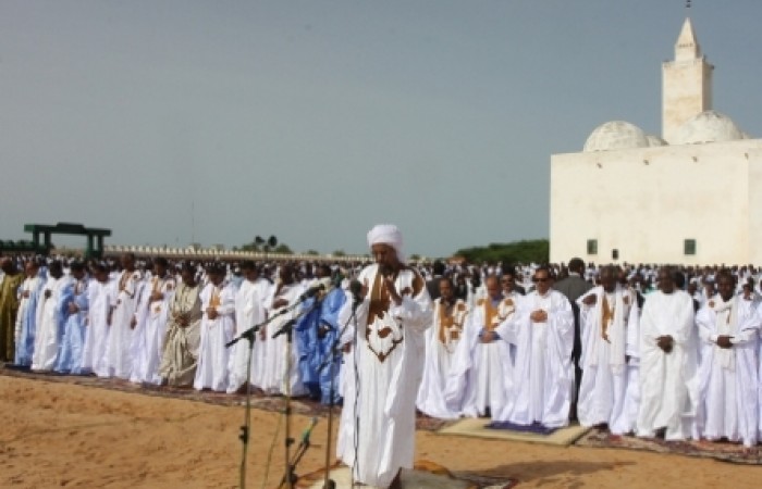 هوية العالم الموريتاني الذي لم يصلّي امس الجمعة ولا الظهر وأفتى بالاكتفاء بصلاة العيد