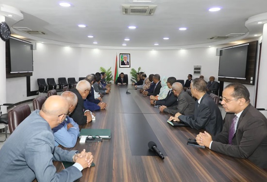 الوزير الأول الموريتاني يعقد اجتماعا مع طواقم الوزارة الأولى بعد تقديم استقالة حكومته لرئيس الجمهورية