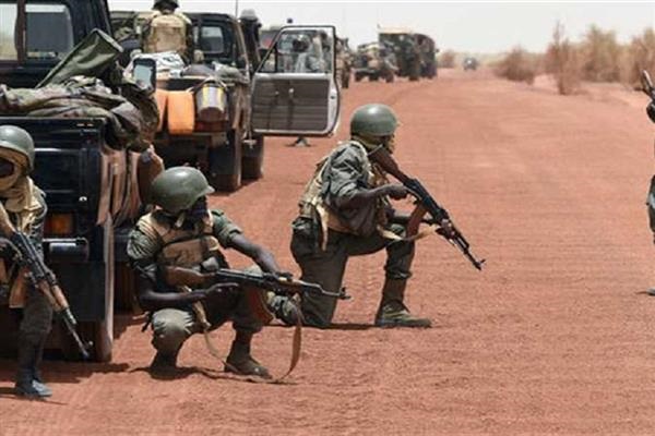 الجيش المالي يعلن استهداف مواقع لجماعات مسلحة في ثلاث مناطق بوسط وشمال البلاد