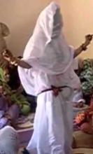 فتاة مع أجانب
